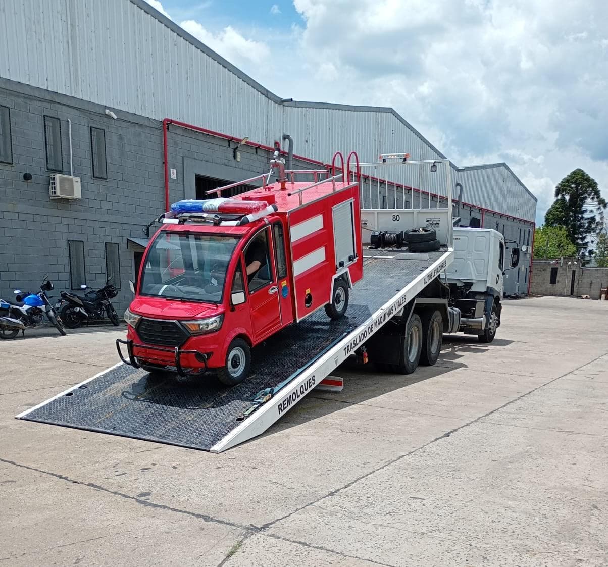 Vehículo de bomberos rojo sobre la plataforma de un camión de Remolques RS